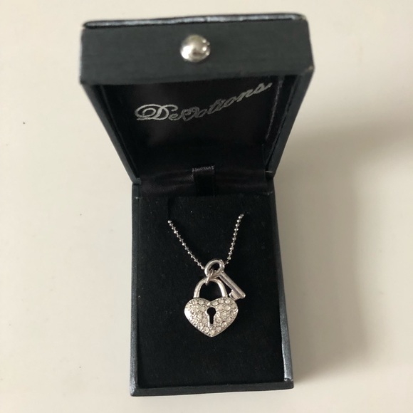 Nwot heart lock and key necklace - Picture 2 of 4